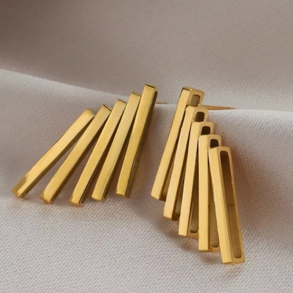 Geometric minimalist stud earrings - Picture 4 of 7